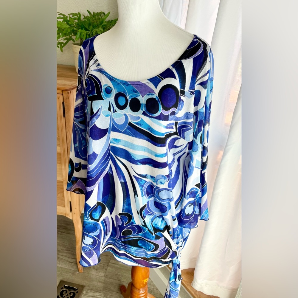 Traveler’s by Chico Blue Abstract Wrinkle Free Bouse- Traveler's size 3